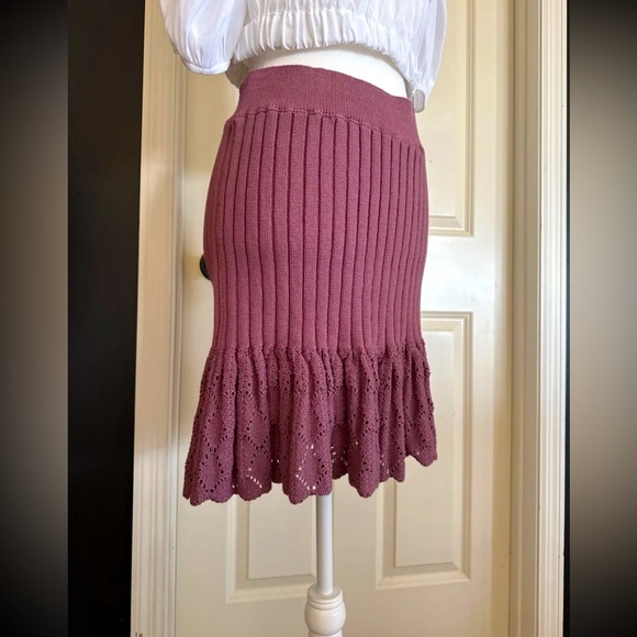 New with tags!
Free People Rose Mini Skirt 
Size Large - Picture 1 of 12